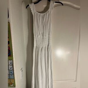 Cute white dress with patterns and elastic waist